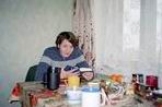 Единственная фотография из Уфы 2003. Лена читает "Охоту на овец".
